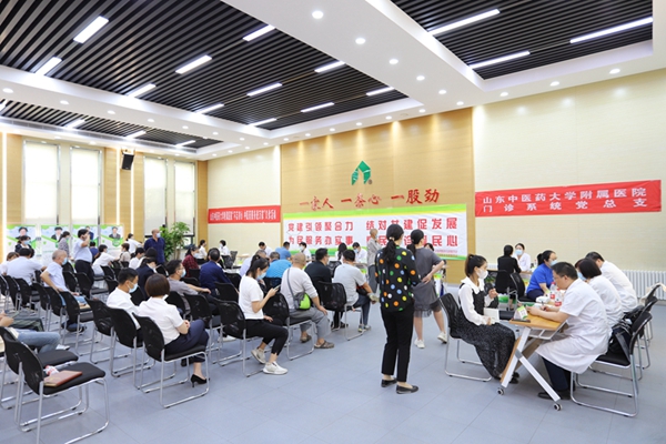 黨建引領(lǐng)聚合力，結(jié)對共建促發(fā)展  為民服務(wù)辦實(shí)事，惠民義診暖民心——山東中醫(yī)藥大學(xué)附屬醫(yī)院門診管理服務(wù)黨支部和管理公司機(jī)關(guān)黨支部舉行黨建共建協(xié)議簽約儀式