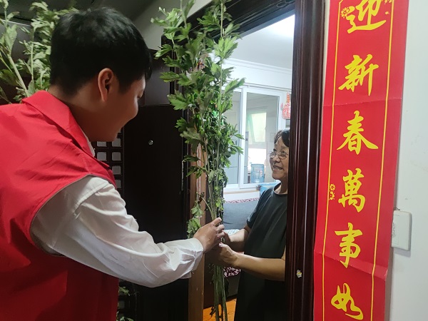 艾葉飄香 濃情端午，三箭物業(yè)開展送艾草活動(dòng)